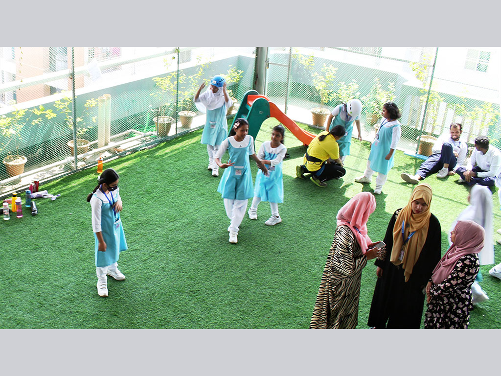 Students are playing in the rooftop playgroup PSD 2