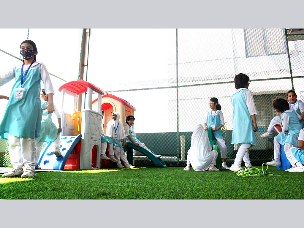 Students are playing in the rooftop playgroup PSD